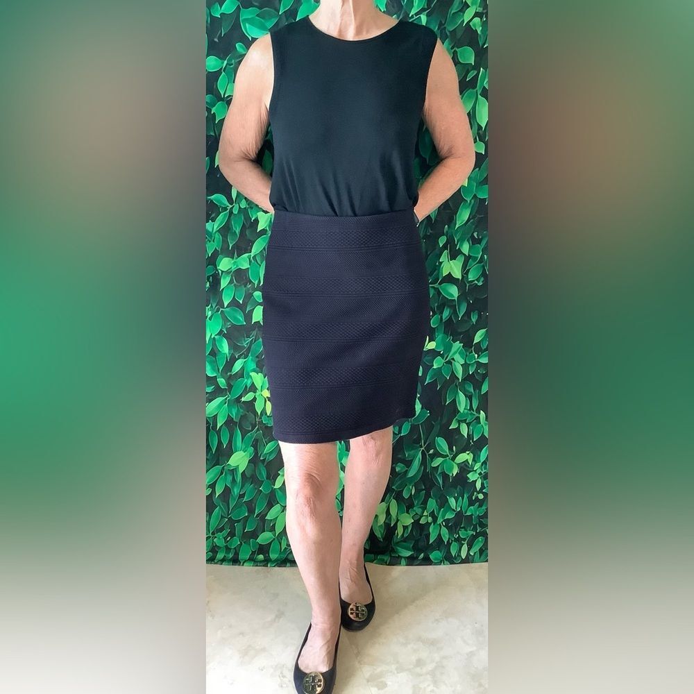 🖤 LOFT Black Textured Pencil Skirt – Size M